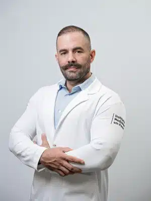 Dr.-ícaro-Barros_-Neurocirurgião-especialista-em-coluna-