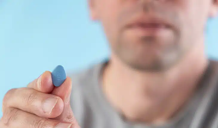 homem-segurando-viagra-para-tentar-solucionar-a-disfunção-erétil